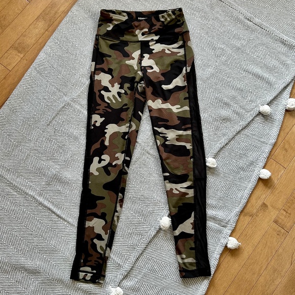 Sommer Ray ⎮ Camo legging - Picture 2 of 8
